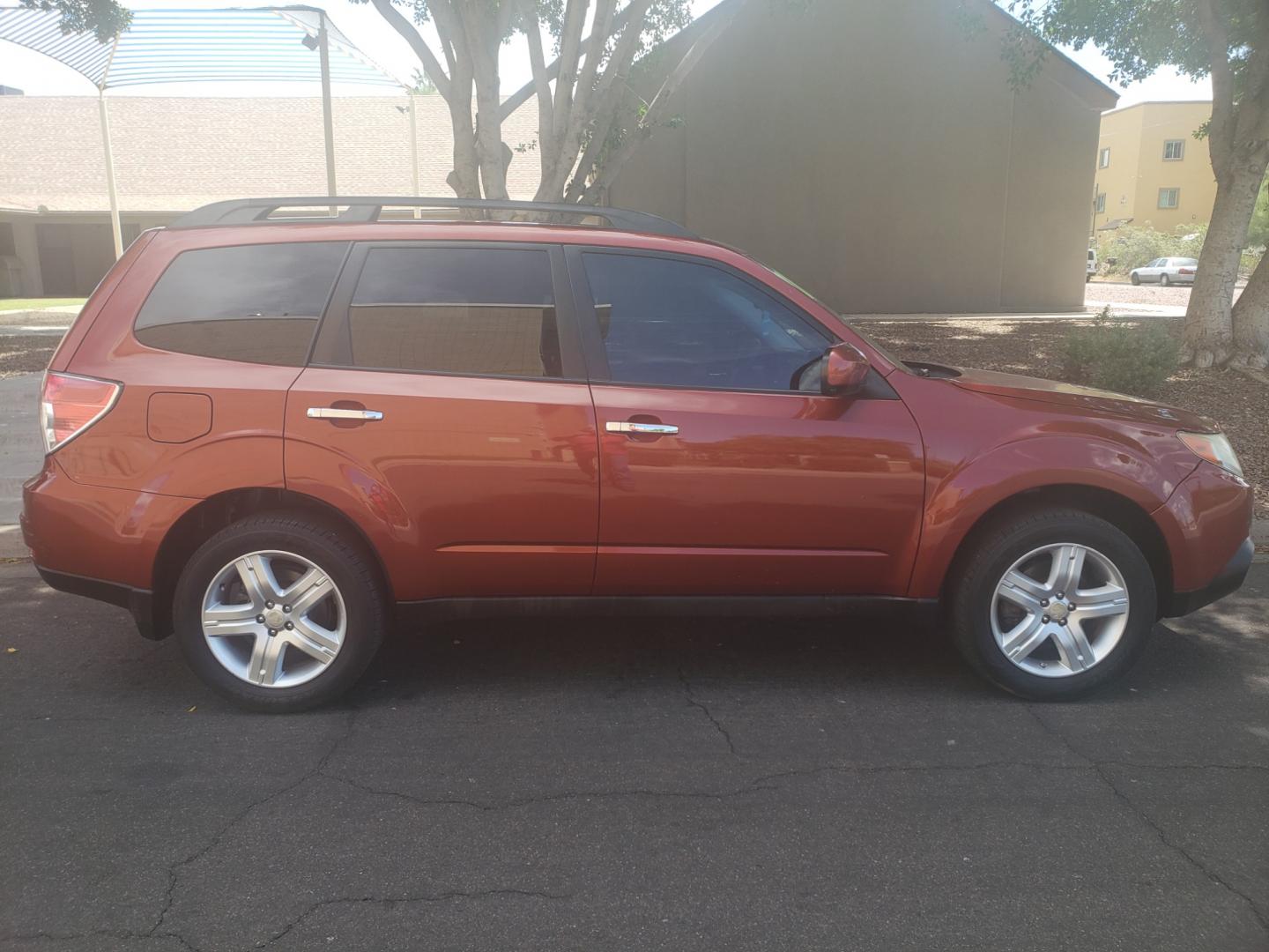 2010 /gray and black Subaru Forester 2.5X Premium (JF2SH6CC4AH) with an 2.5L L4 DOHC 16V engine, 4-Speed Automatic transmission, located at 323 E Dunlap Ave., Phoenix, AZ, 85020, (602) 331-9000, 33.567677, -112.069000 - 2010 Subaru Forester,...... EXCELLENT condition, A Real Must See!! No accidents, Power everything, Ice cold ac, Stereo/CD player, Satellite capable, phone sync, blue tooth, Sunroof, Clean Black and Gray interior with Black leather seats in near perfect condition, power windows, power door locks, Gor - Photo#4